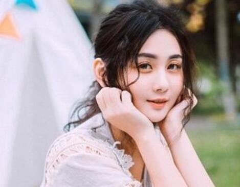 額頭大適合什么劉海？